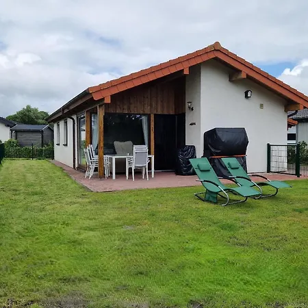 Dom wakacyjny M1 Mit Garten, Terrasse Und Carport